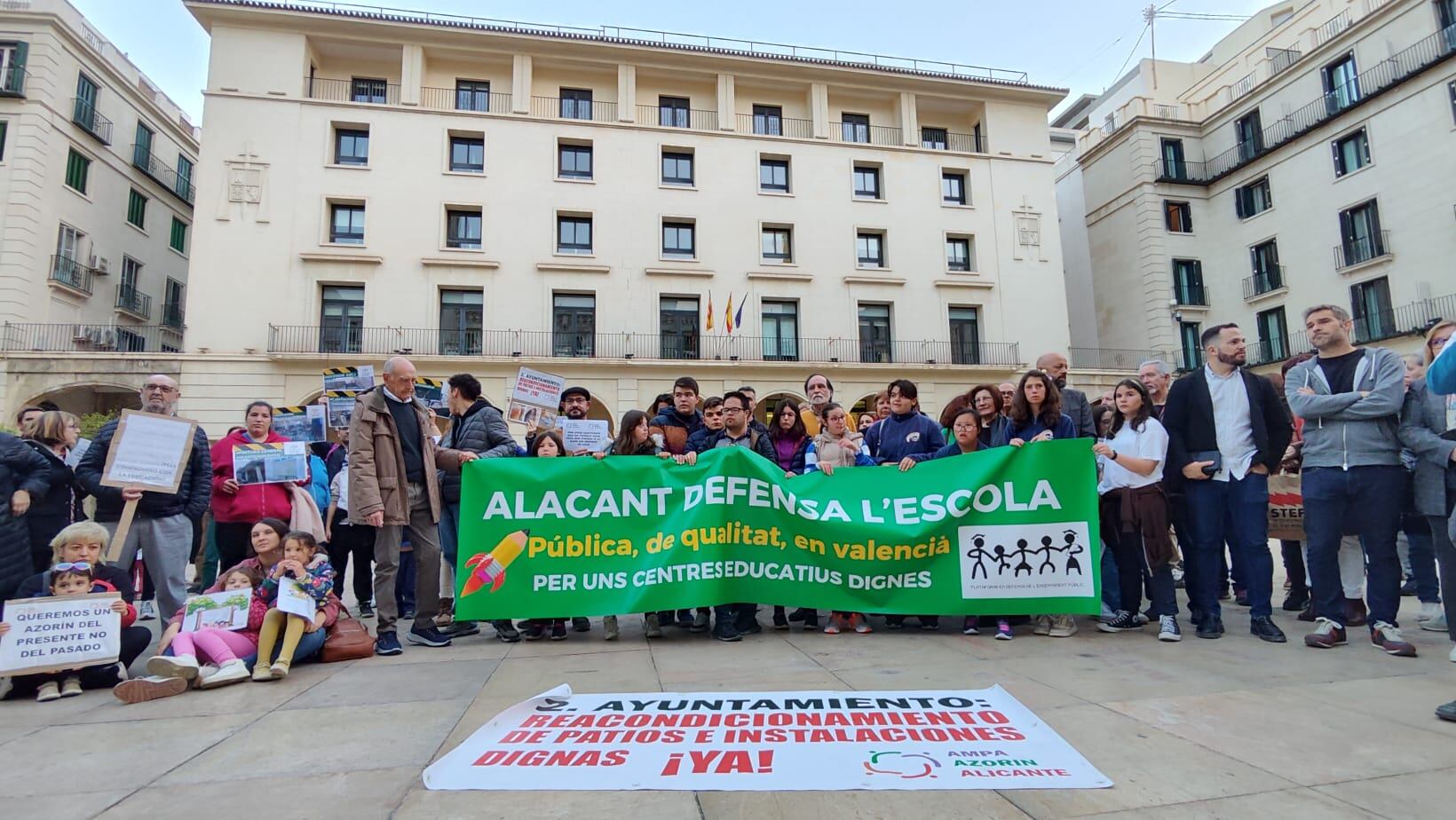 Concentración de protesta de los centros escolares públicos de Alicante para exigir un mejor mantenimiento