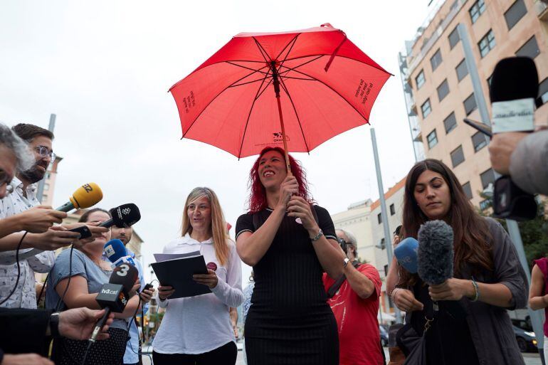 La secretaria general del nuevo sindicato Organización de Trabajadoras Sexuales (Otras), Concha Borrell (i), junto a la miembro de dicho sindicato Sabrina Sánchez (c)