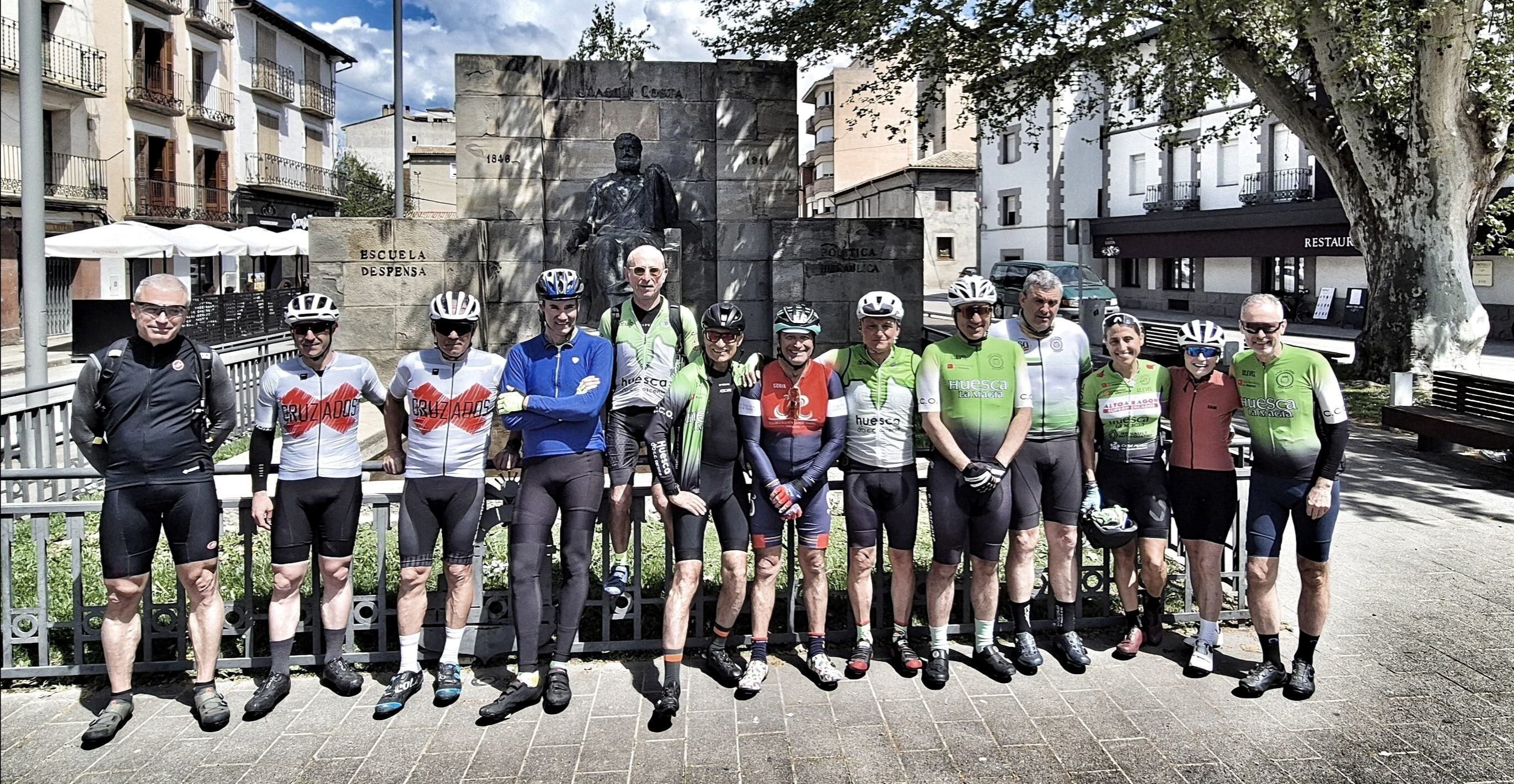 Participantes en la Brevet 200 del CC Oscense