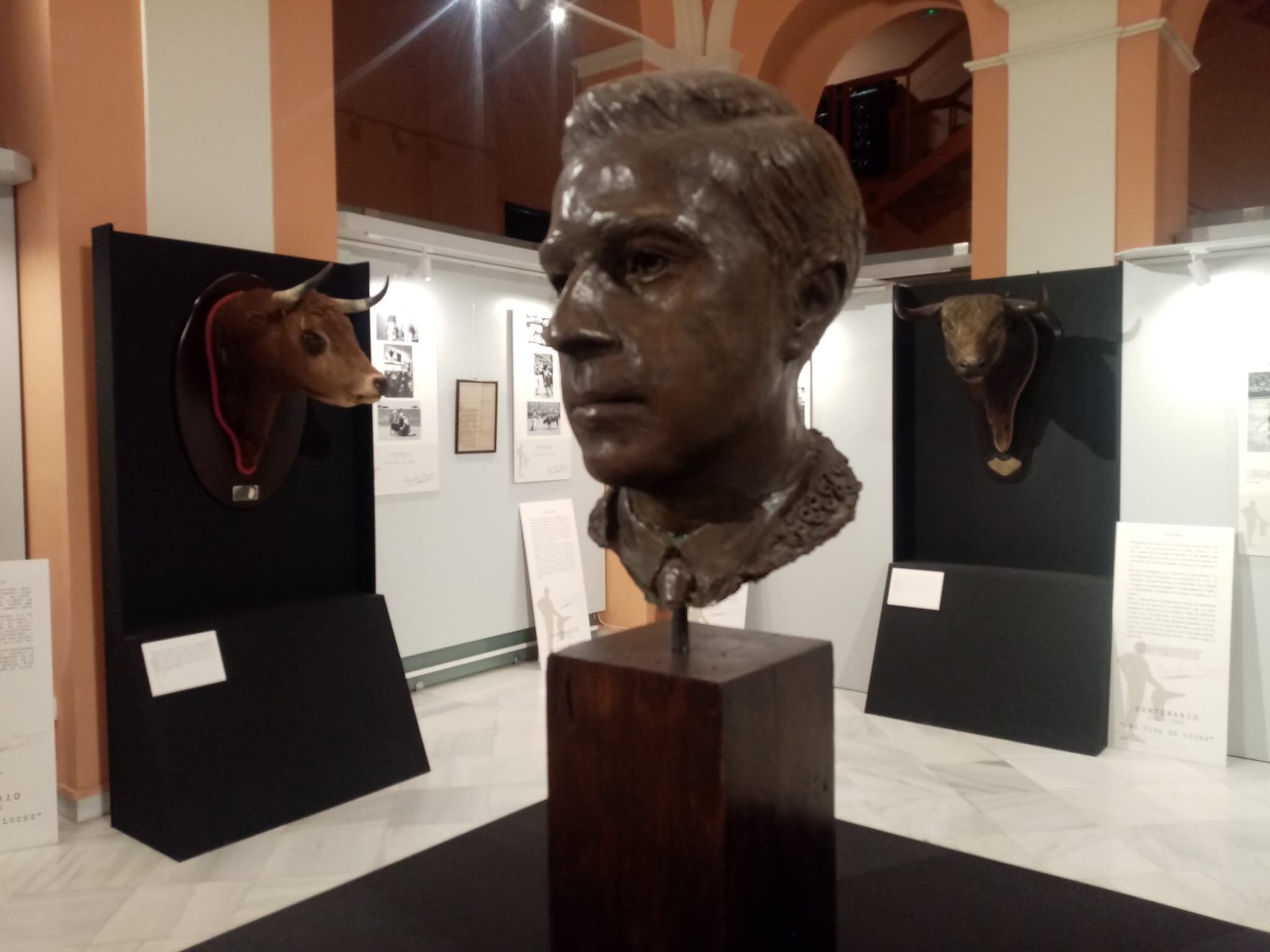 Detalle de la exposición dedicada a Pepe Luis Vázquez en el Ayuntamiento de Sevilla