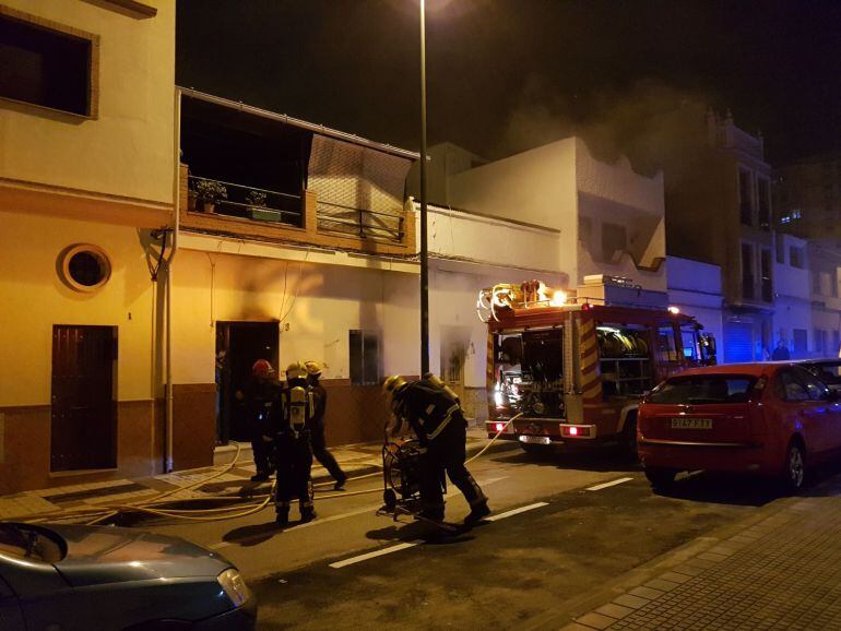 Los bombreros municipales de Málga actuando en el incendio