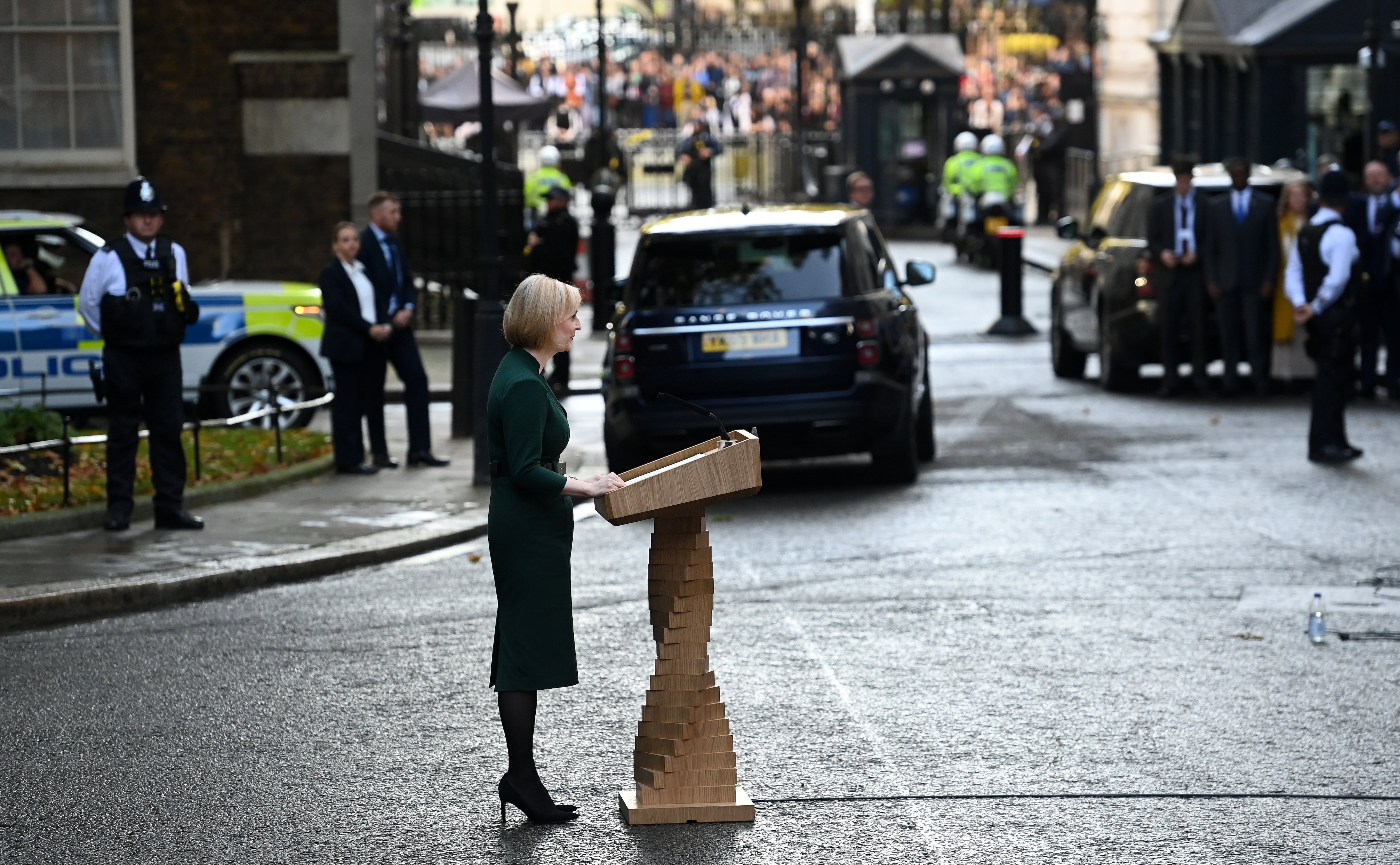 London (United Kingdom), 25/10/2022.- Outgoing British Prime Minister Liz Truss makes a farewell speech at Downing Street in London, Britain 25 October 2022.
Truss will formally relinquish her role to King Charles III at Buckingham Palace before the new Prime Minister is appointed. (Reino Unido, Londres) EFE/EPA/ANDY RAIN
