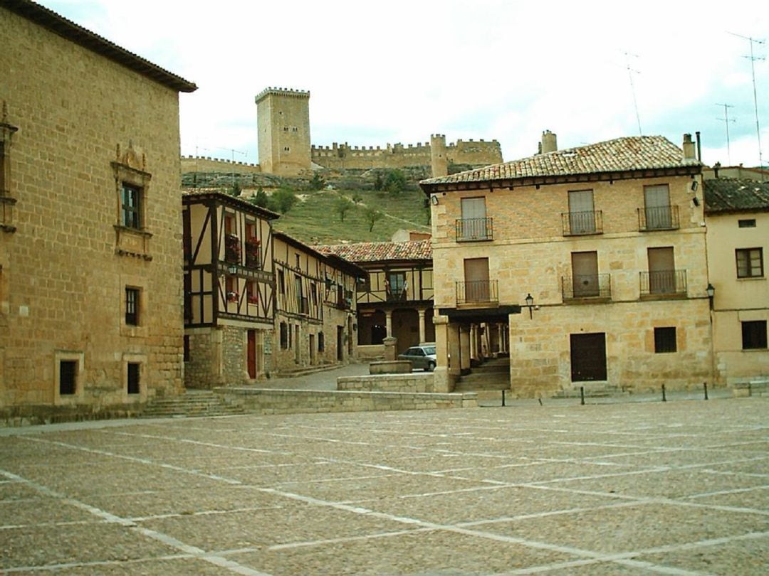 La Plaza Mayor de Peñaranda con el Castillo al fondo