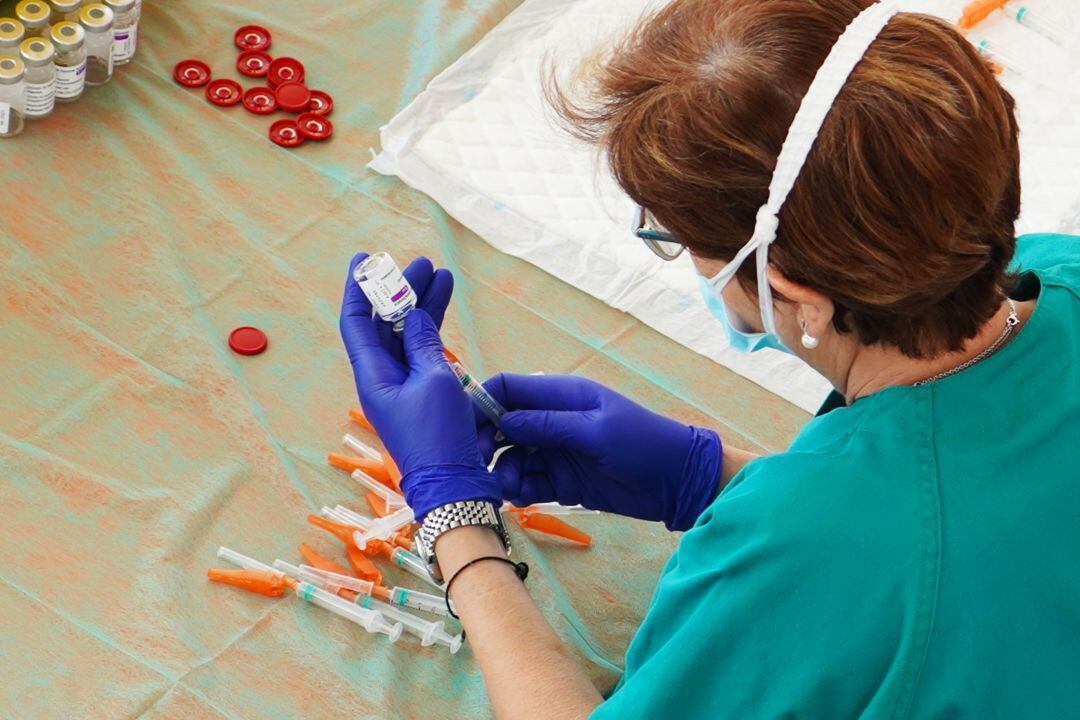 Una sanitaria prepara dosis de la vacuna