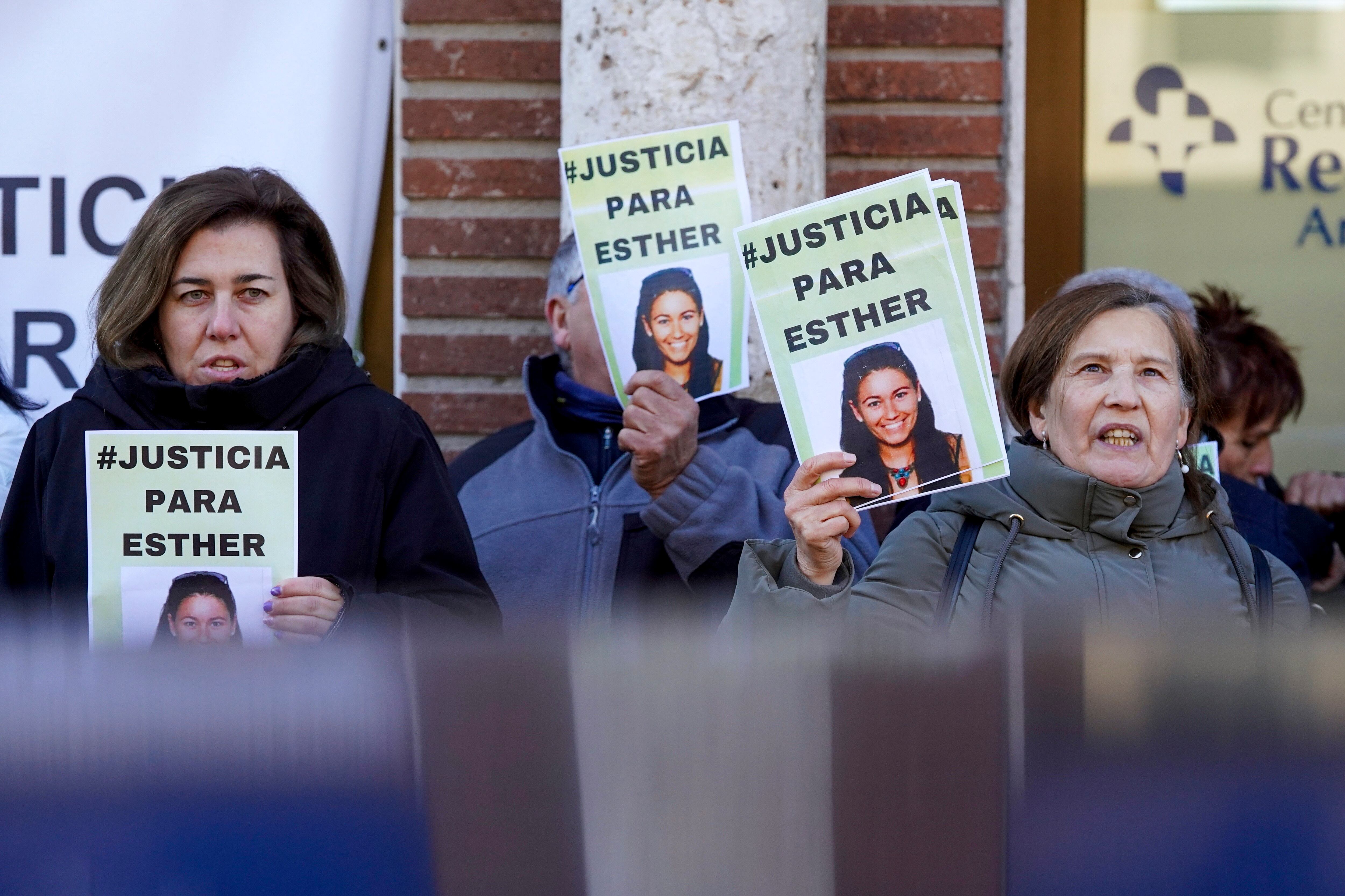VALLADOLID, 03/12/2025.- Familiares y amigos de Esther López, quien desapareció el 13 de enero de 2022 y fue hallada muerta el 5 de febrero de ese año en Traspinedo (Valladolid), durante la concentración celebrada a la puertas de los juzgados de Valladolid durante la audiencia preliminar celebrada este miércoles para acordar la apertura de juicio oral. EFE/Nacho Gallego