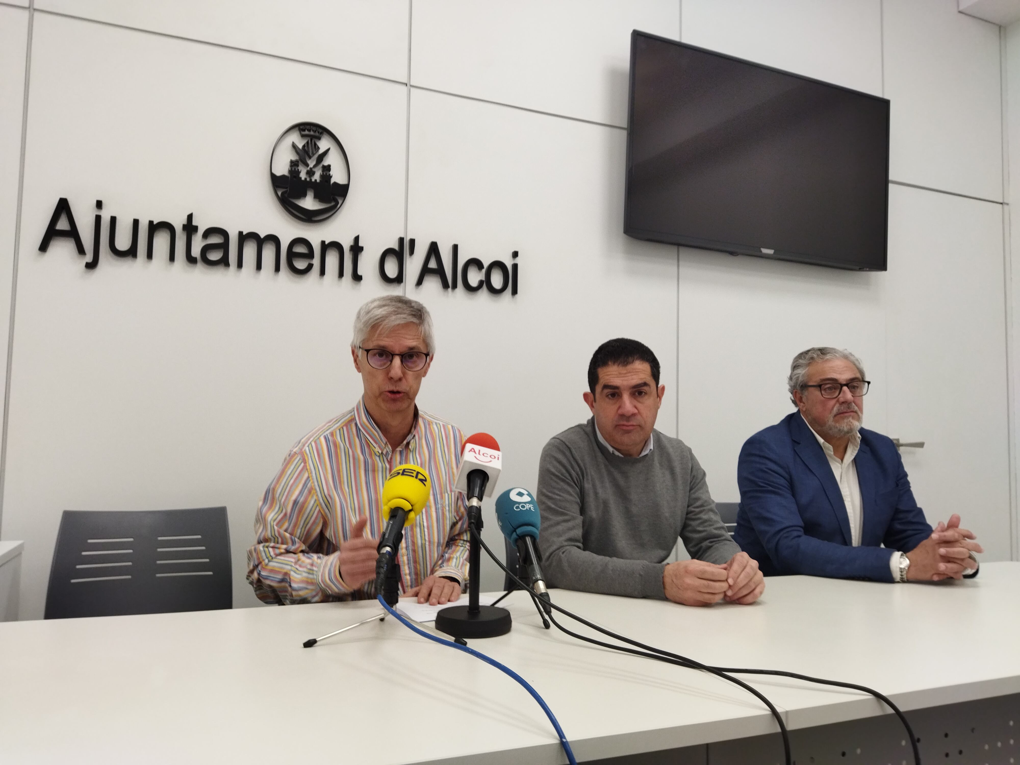Luis Peidro, director de El Nostre; Antonio Francés, alcalde de Alcoy, Javier Llopis, gerente de Més Ciutat, anunciando que El Nostre cede su hemeroteca a BIVIA.