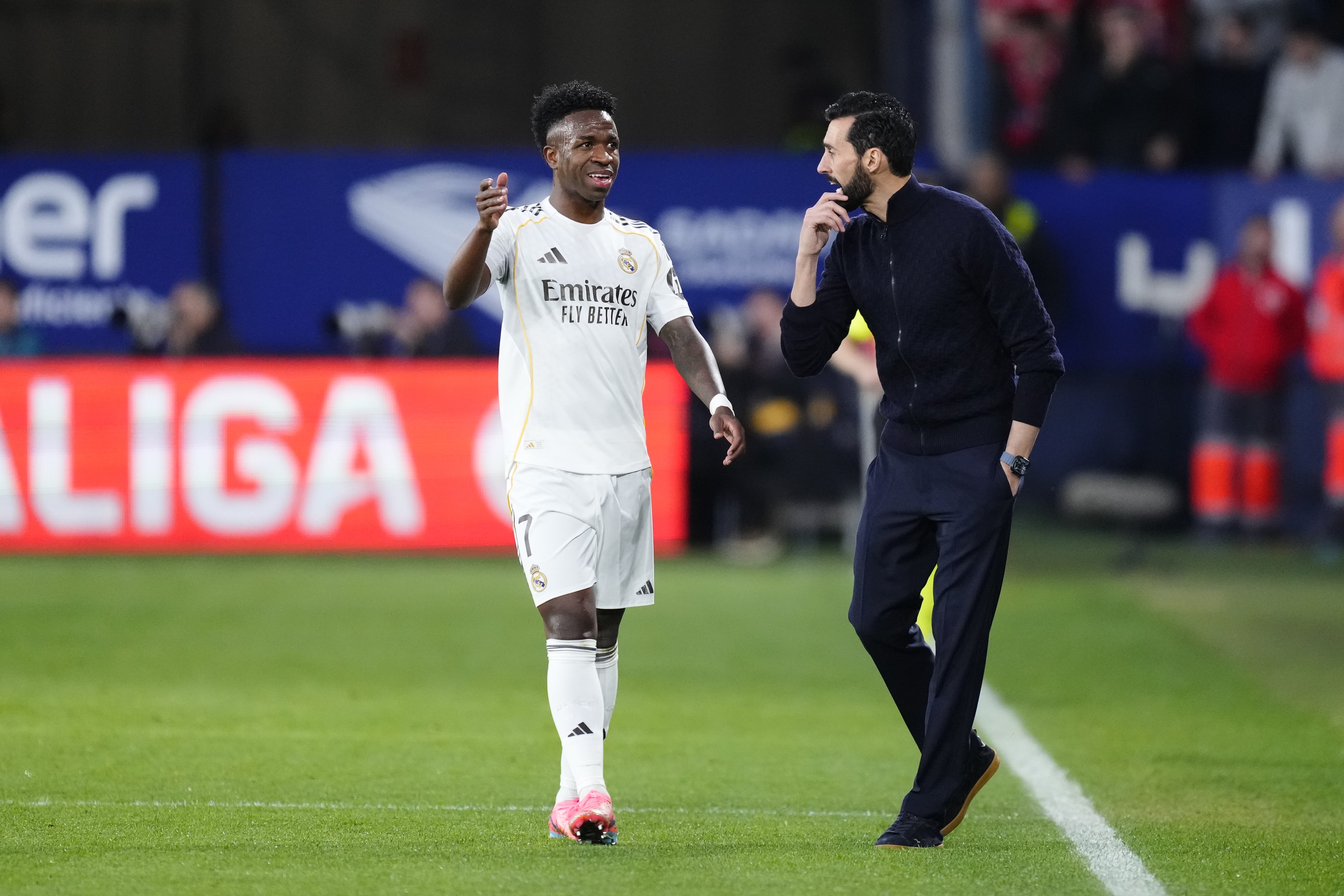 Arbeloa charla con Vinícius durante el partido ante Osasuna