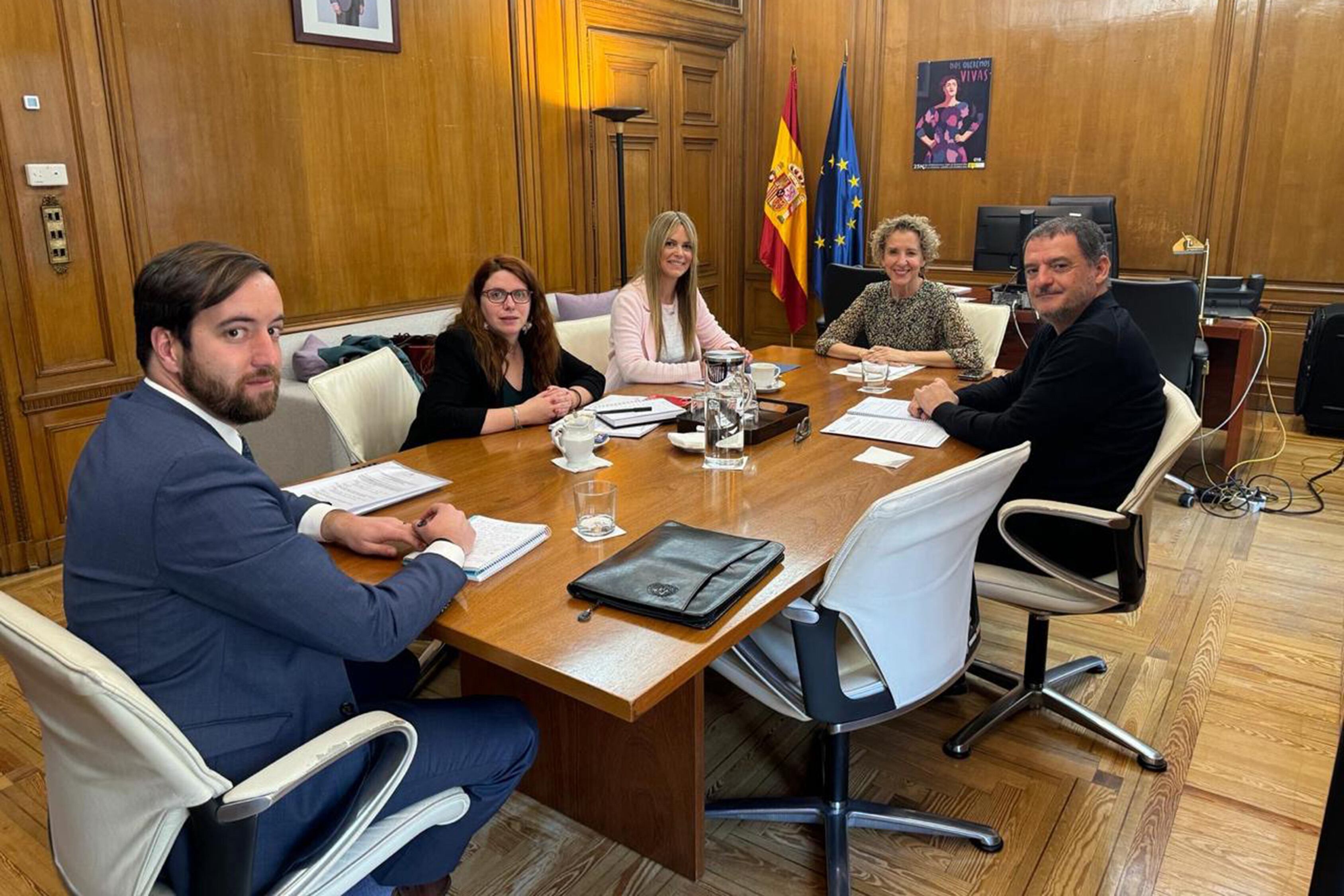 La secretària d'Estat d'Igualtat, mariona Cadena, amb la seva homòloga espanyola, Aina Calvo.