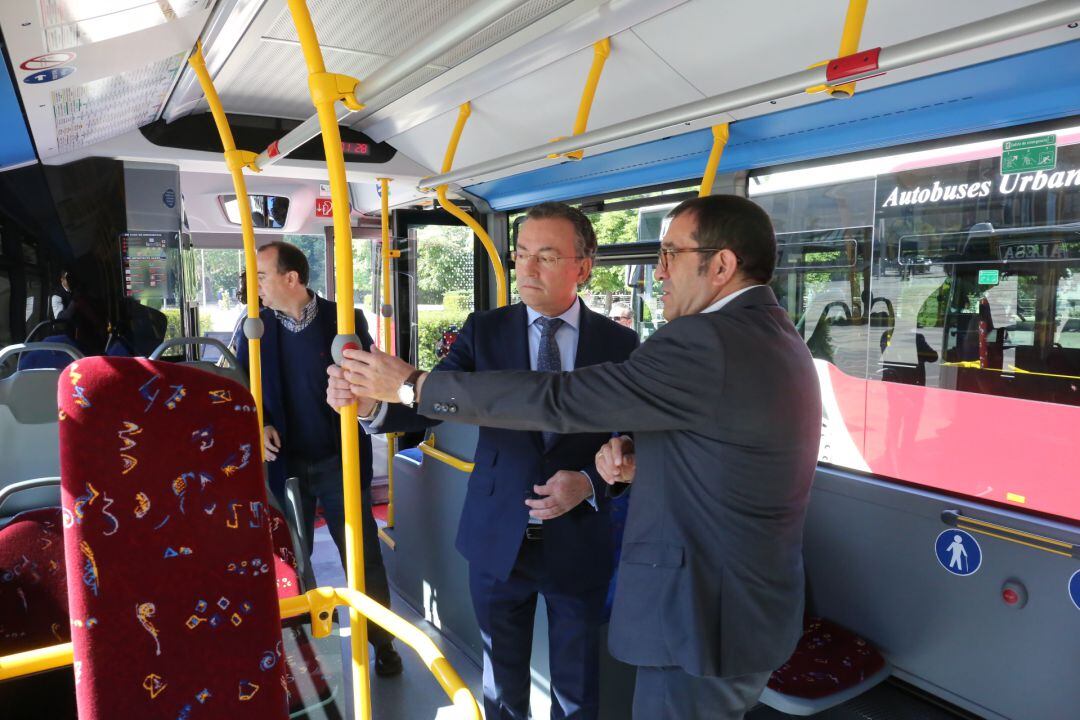 El concejal de movilidad en uno de los nuevos autobuses