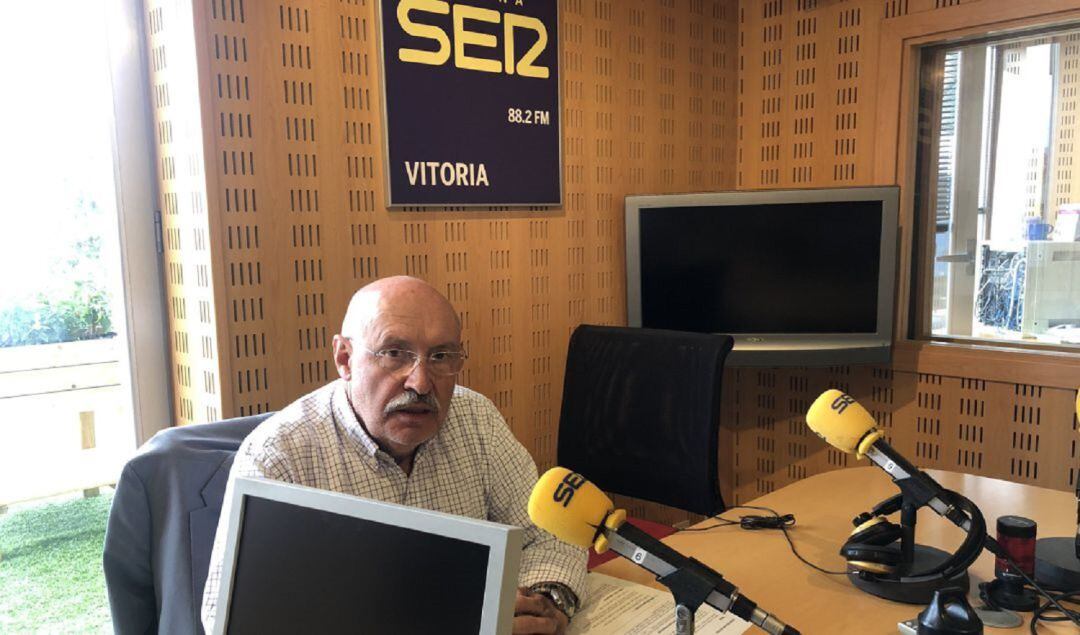 El concejal de polítcias sociales del Ayuntamiento de Vitoria, Jon Armentia, en el estudio de Cadena SER Vitoria