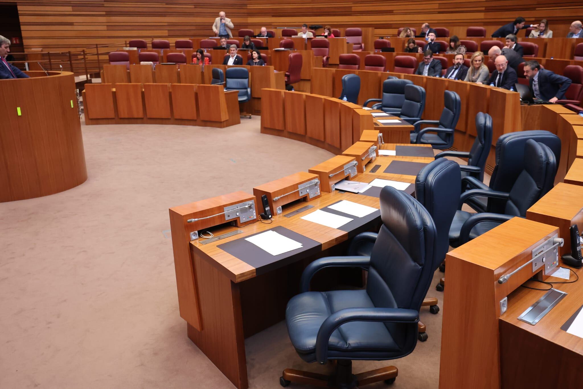 Escaños de la Junta vacíos en un momento del Pleno de las Cortes de Castilla y León.