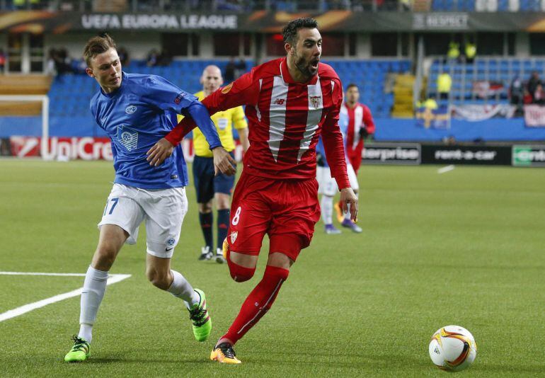 Fredrik Aursnes persigue a Vicente Iborra.