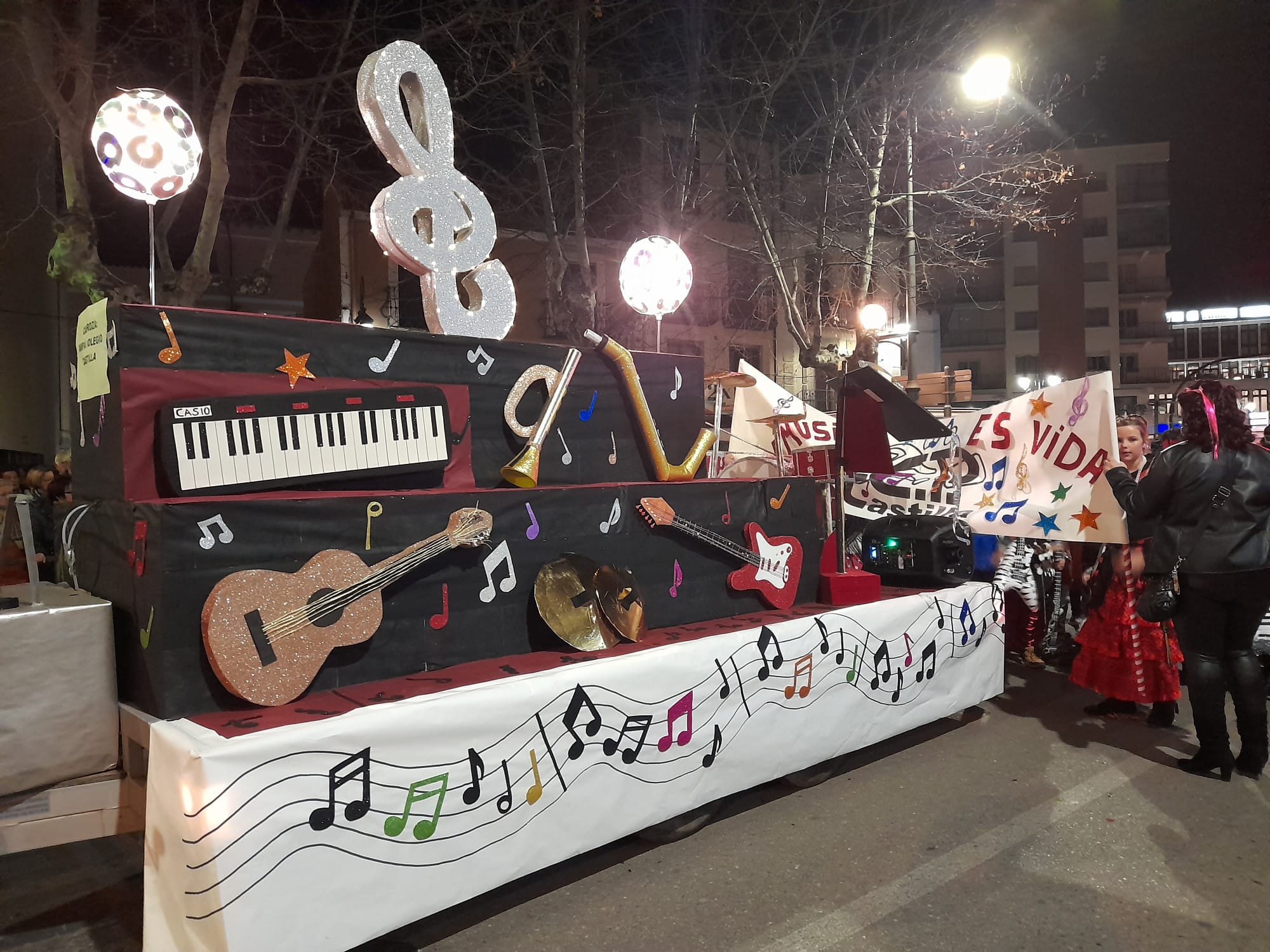Desfile de carnaval en Aranda 2023, AMPA Colegio Castilla disfraz La Música es vida