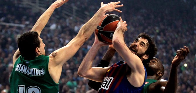 El jugador de Barcelona Juan Carlos Navarro disputa un balón con Dimitris Diamantidisy Stephane Lasme del Panathinaikos, durante un partido de la serie de desempate de la Euroliga de baloncesto celebrado en Atenas