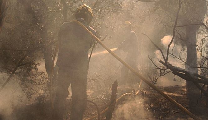 Los bomberos trabajan para estabilizar el incendio