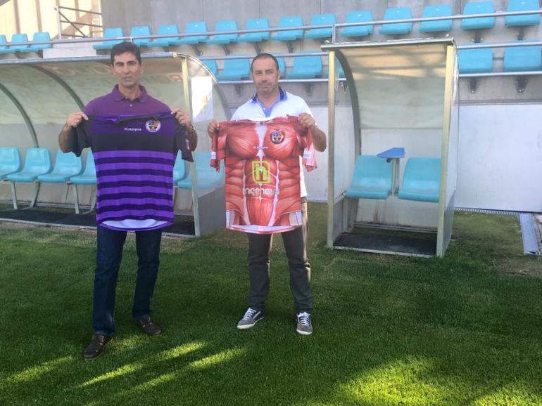 José Aurelio Gay posando con la camiseta de su nuevo equipo junto al director deportivo de los morados