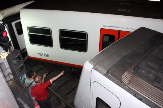 Imatge del primer descarrilament, el 19 de juliol, a l&#039;estació de Plaça Catalunya