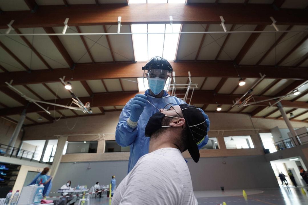 Una enfermera realiza una prueba PCR durante un cribado masivo, en una imagen de archivo