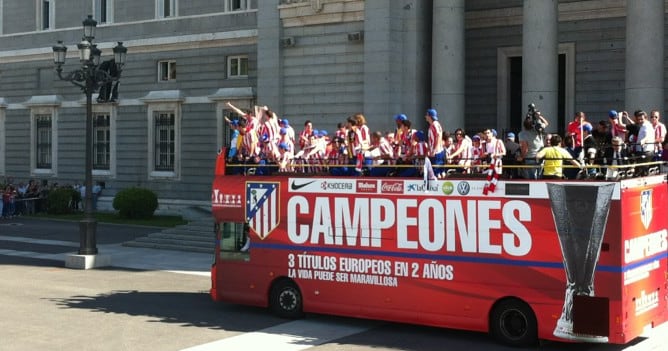 El autobús descapotable llega al templo para ofrecer el título a la patrona de la ciudad