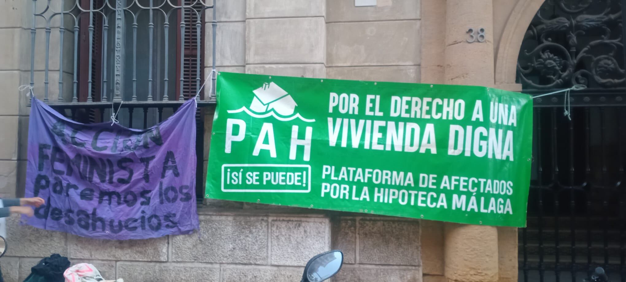 Cartel esta mañana en el edificio de donde ha sido desahuciado un anciano de 84 años en Málaga