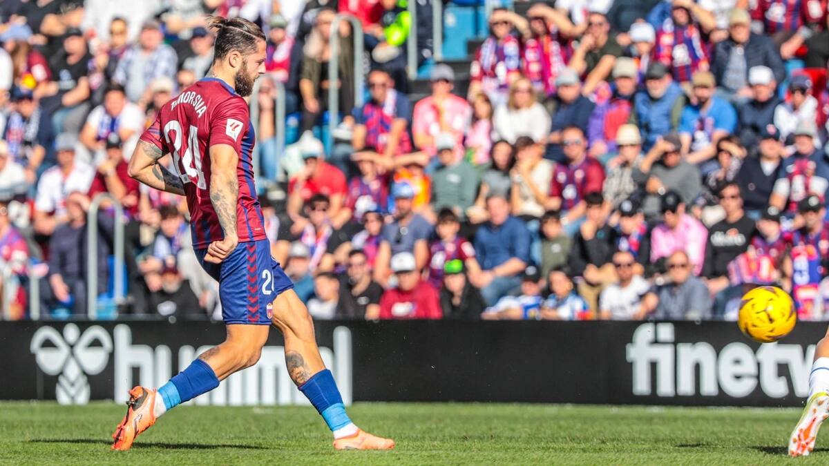 David Timor, futbolista del Eldense, antes de visitar al Real Oviedo