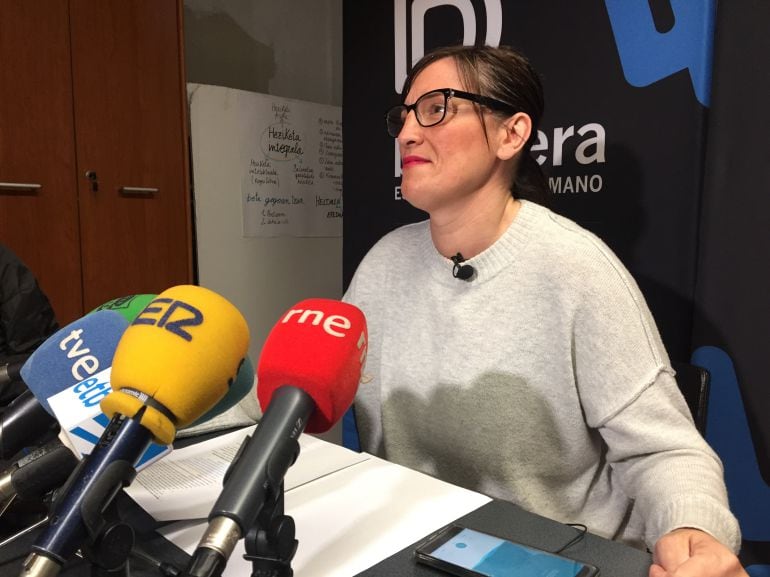 Tati Garmendia atiende a los medios en la oficina de Bidebieta