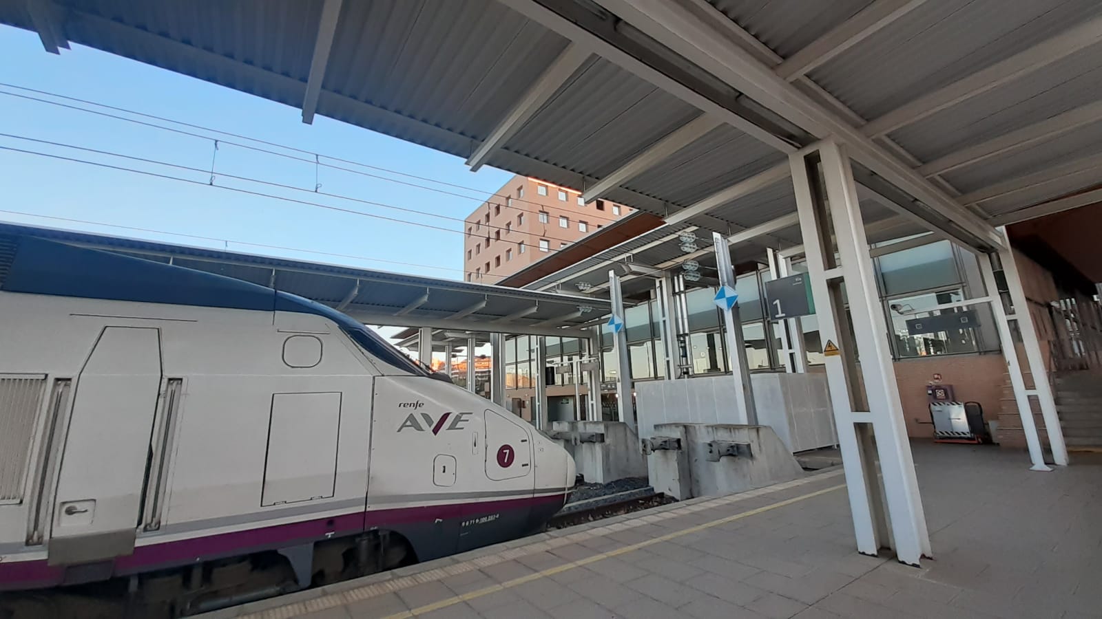 AVE en la estación de Huesca