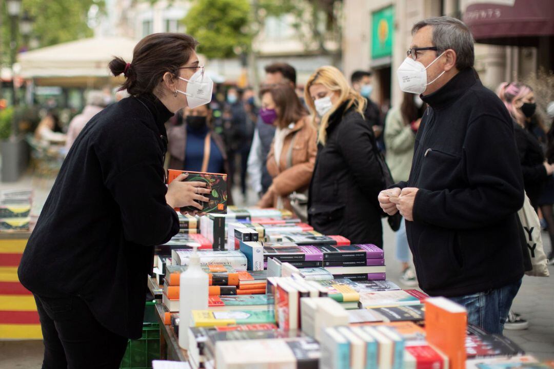 Una conocida librería del centro de Barcelona, ha colocado su puesto de venta de libros en la calle para anticipar y evitar las habituales aglomeraciones en su establecimiento mañana Diada de Sant Jordi, día del libro y de la rosa.