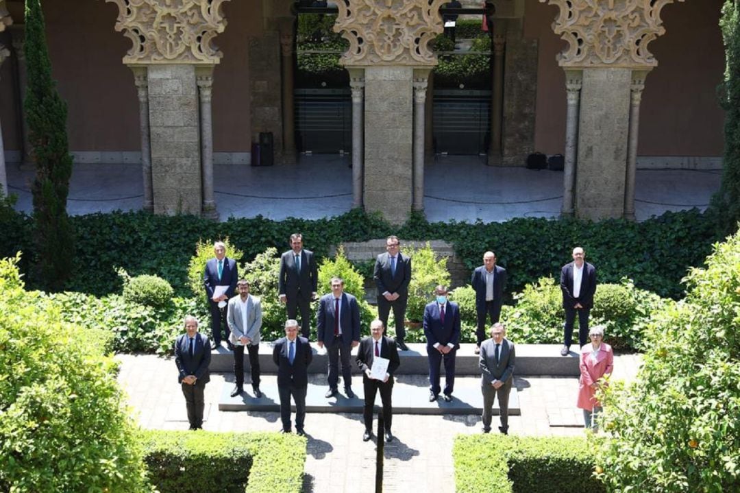 Todos los partidos políticos con representación en las Cortes de Aragón (excepto Vox), sindicatos, organizaciones empresariales y la Federación Aragonesa de Municipios, Comarcas y Provincias, han firmado este acuerdo para el futuro de la comunidad autónoma