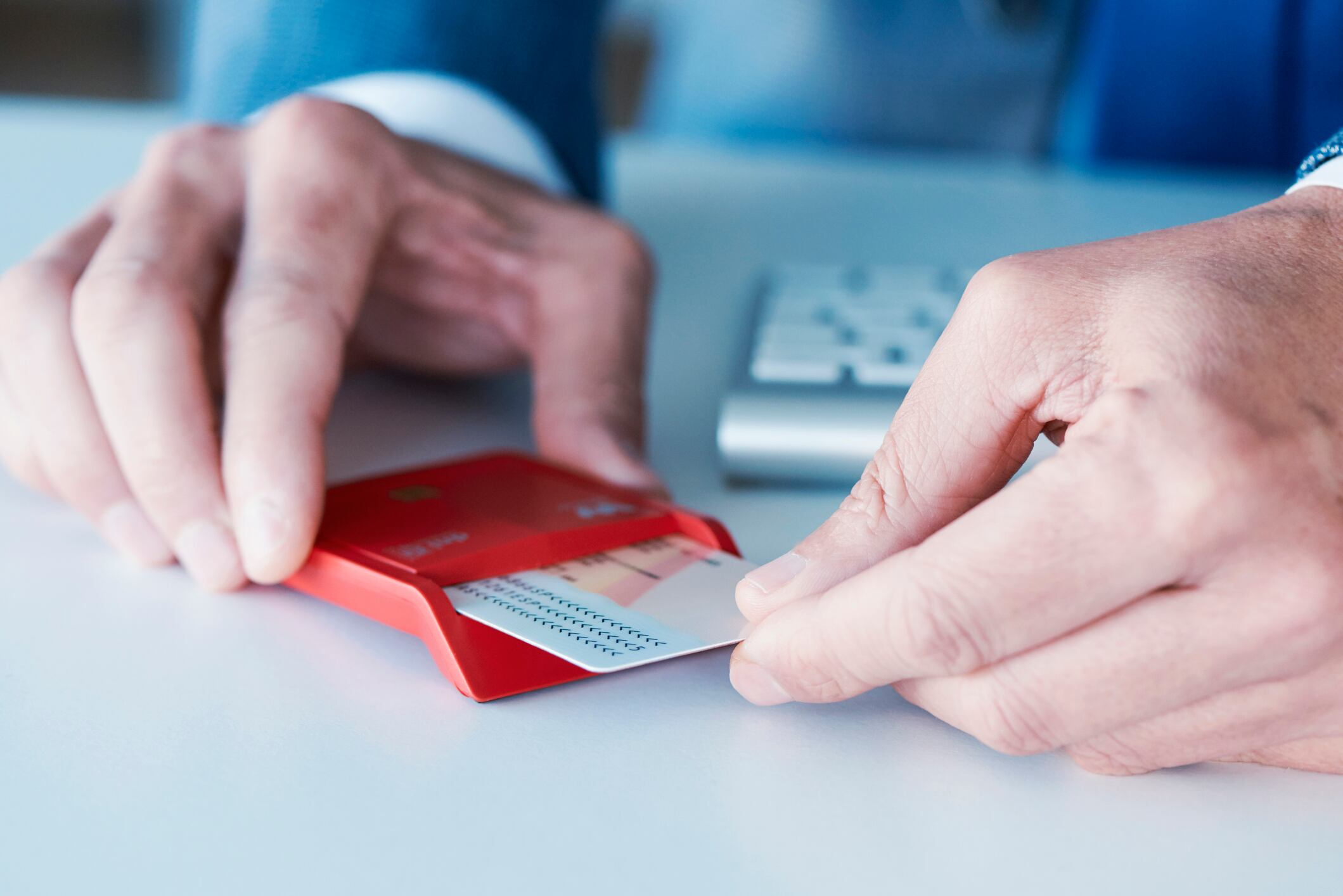 Un hombre introduce un DNI en un lector en una imagen de archivo