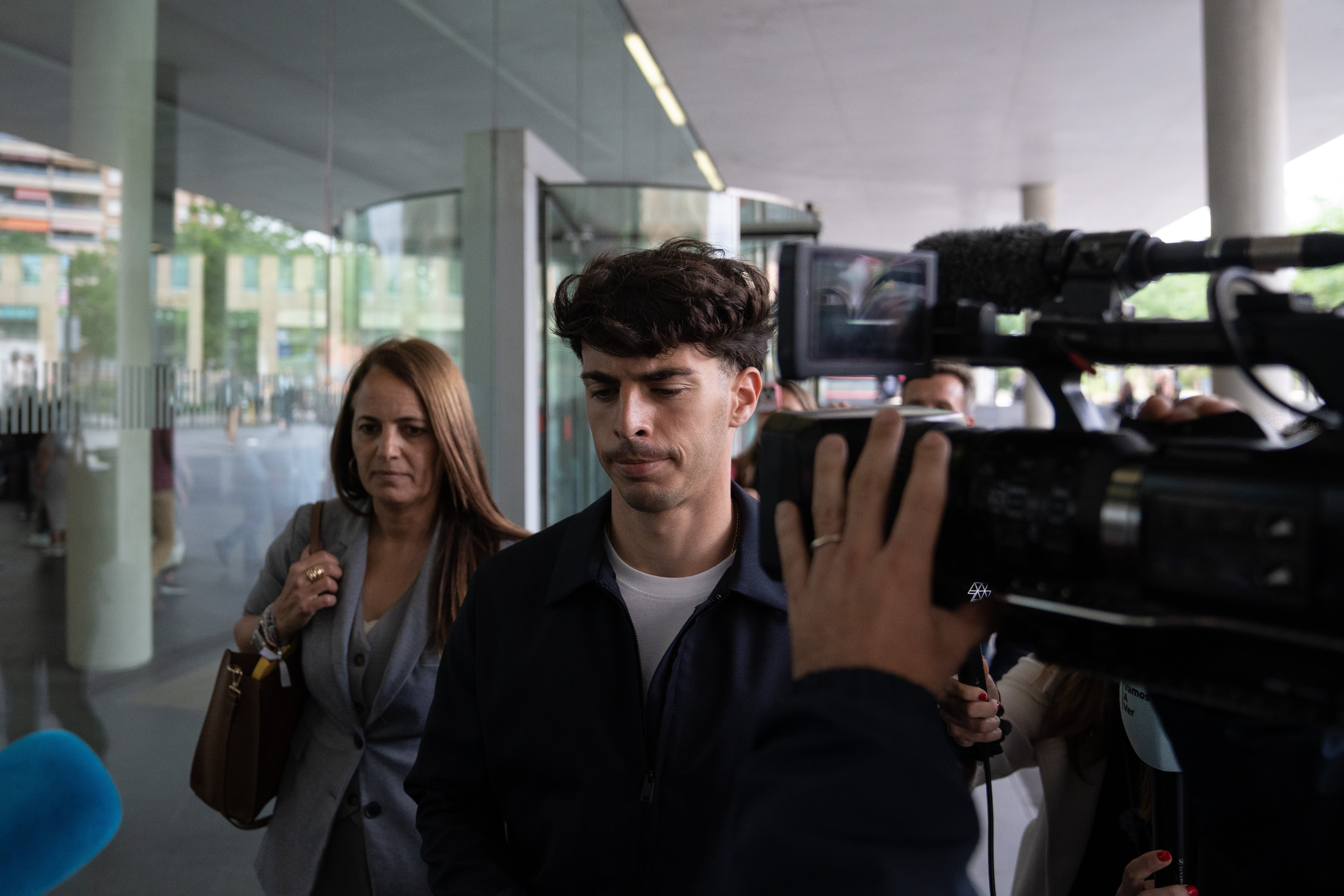 El futbolista Álvaro Aguado, tras declarar en la Ciudad de la Justicia de Barcelona acusado de agresión sexual