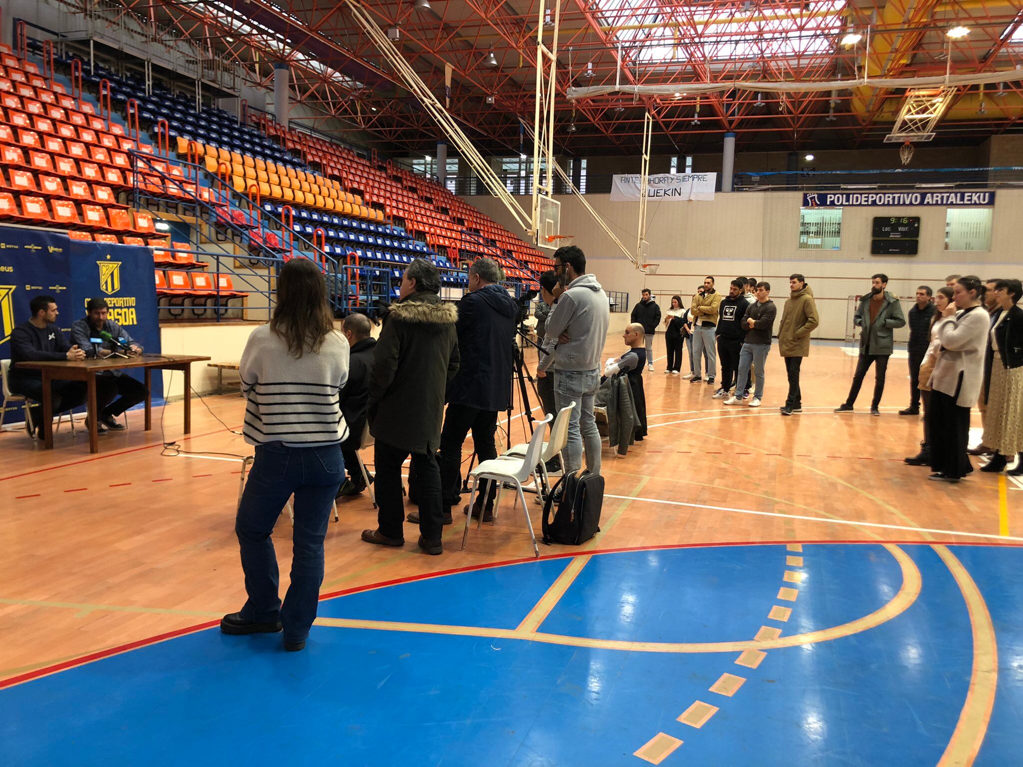 Jon Azkue se despide sobre la cancha de Artaleku acompañado de su familia, compañeros, medios y la plana mayor de la directiva del Bidasoa