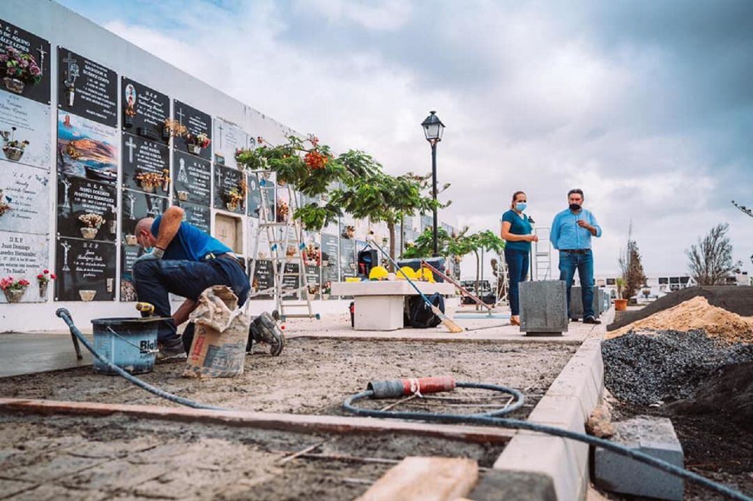 Operario trabajando en mejoras de accesibilidad en el cementerio San Román.