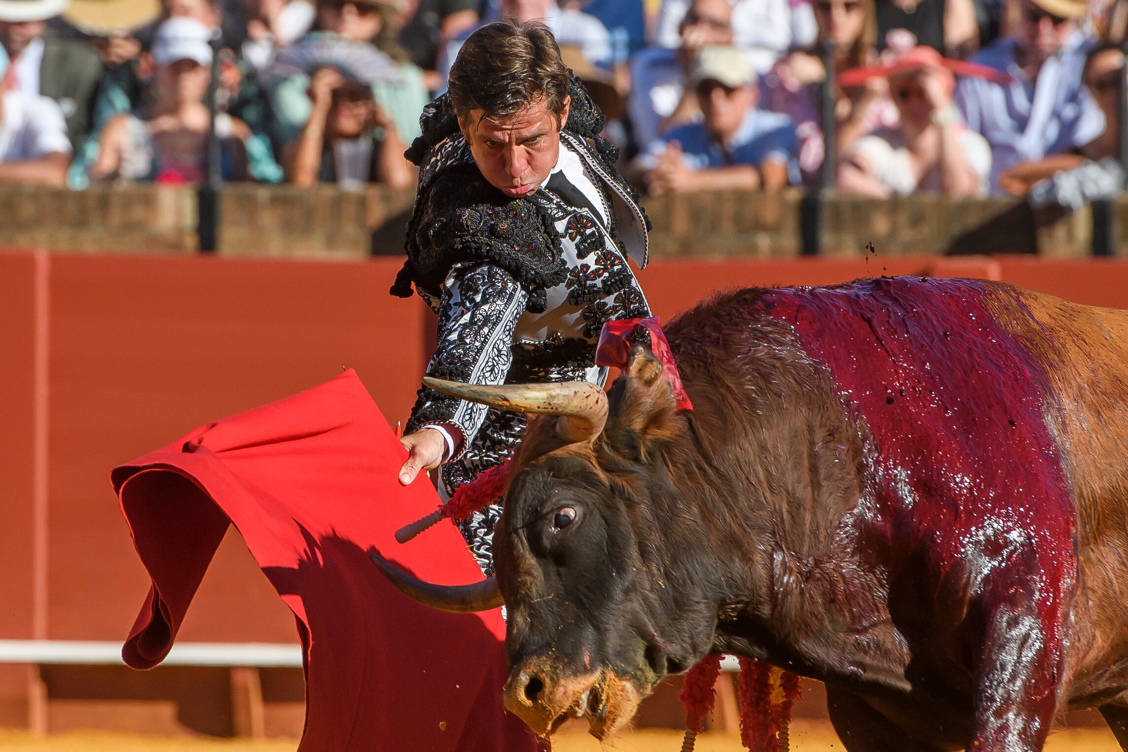 SEVILLA, 25/04/2023.- El diestro Julián López ?El Juli? en la lidia a su primer toro, esta tarde en la Plaza de la Maestranza de Sevilla, durante el ciclo continuado da festejos de la Feria de Abril. EFE/Raúl Caro
