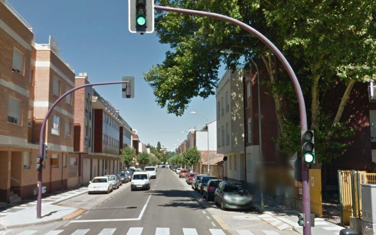 Avenida de Viñalta de Palencia en la que los vehículos circulan a excesiva velocidad, a veces sin respetar el semáforo de la zona