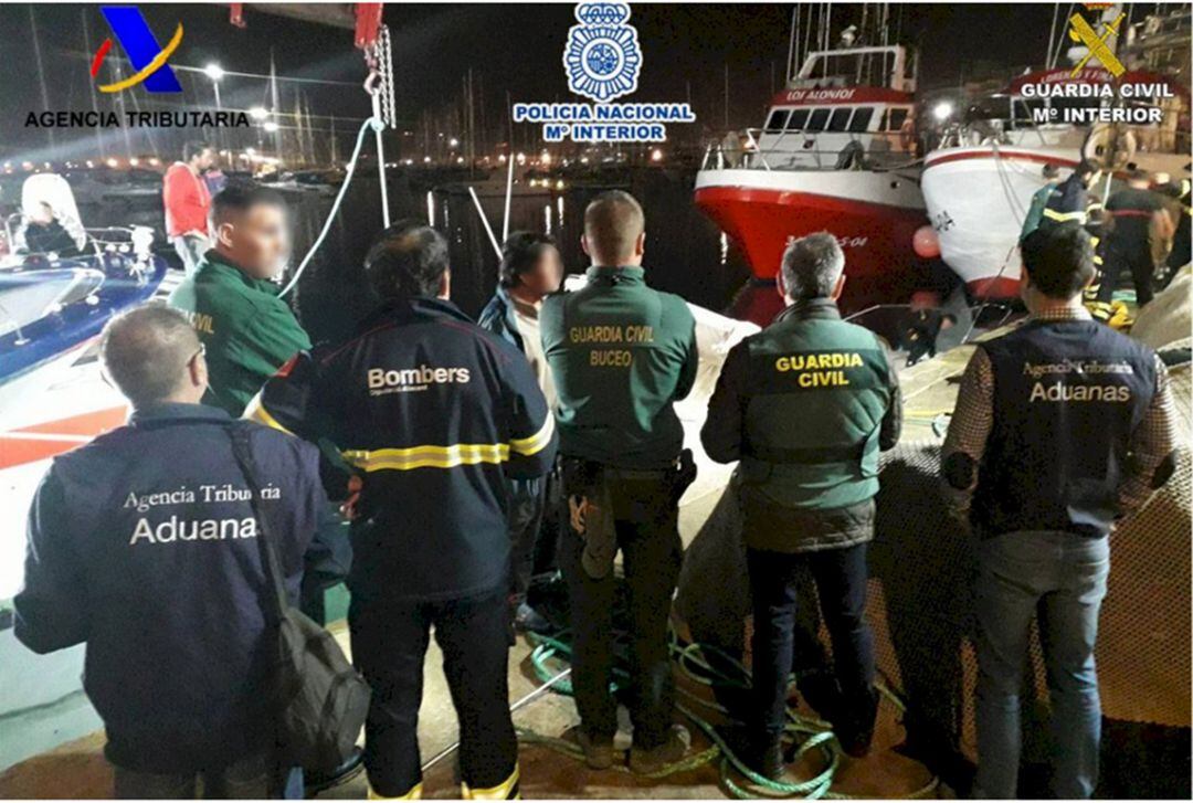 Agentes de la Guardia Civil, la Policía Nacional y la Vigilancia Aduanera, en una operación contra la introduccion de hachís a gran escala en la costa. Foto de archivo.