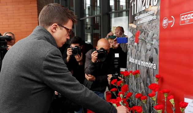 El secretario de Análisis Estratégico y Cambio Político en la ejecutiva nacional de Podemos Iñigo Errejón, deposita una ofrenda floral por las víctimas del 11-M