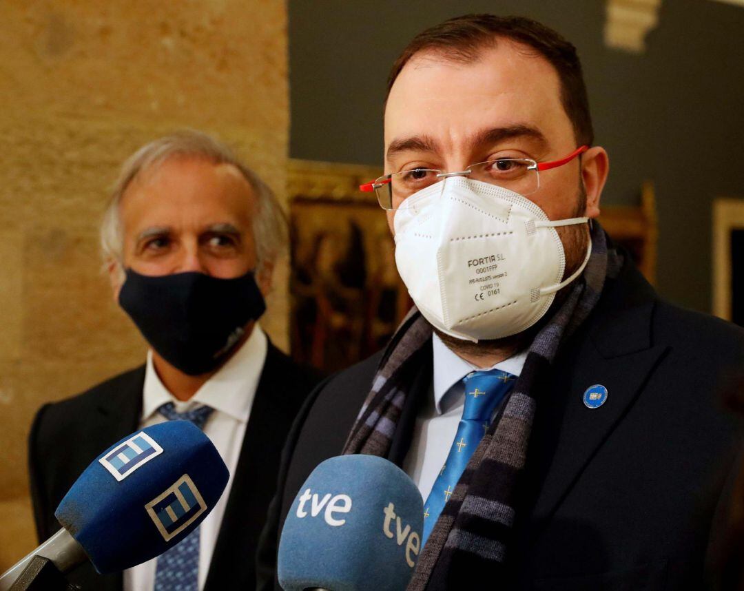 El presidente del Principado, Adrián Barbón, durante la atención a los medios de comunicación. 