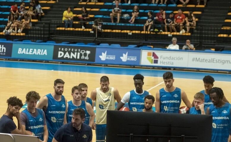 L'equip es va entrenar amb públic a les grades.