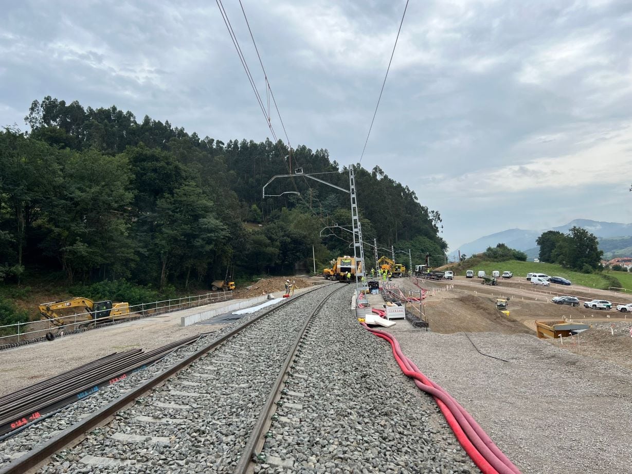 Adif recupera la circulación de la línea a Santander tras completar las obras de duplicación de un tramo de la red convencional