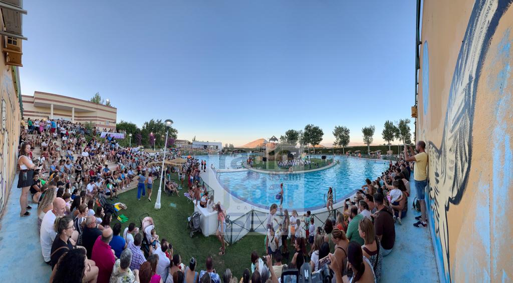 Vista panorámica que presentaba la Piscina Municipal en la fiesta de clausura de la Escuela de Verano