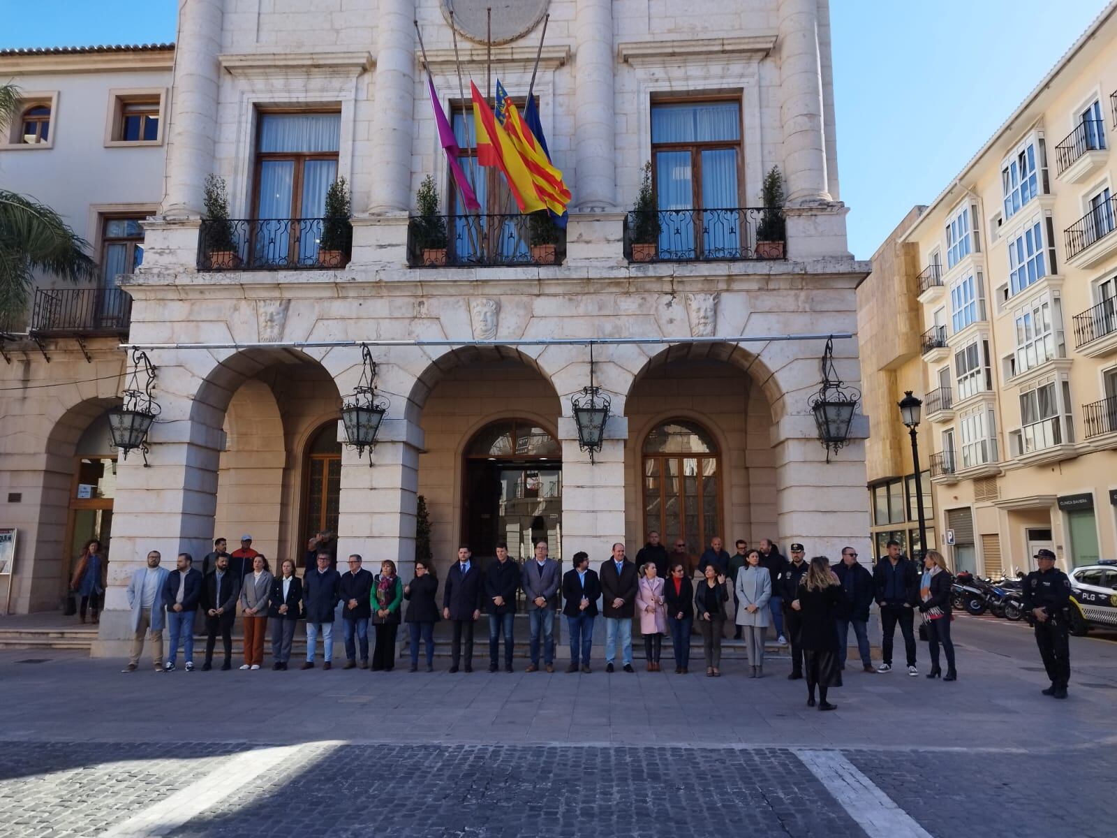 Minuto de silencio a las puertas del Ayuntamiento en recuerdo a las víctimas del incendio de ayer en Valencia.