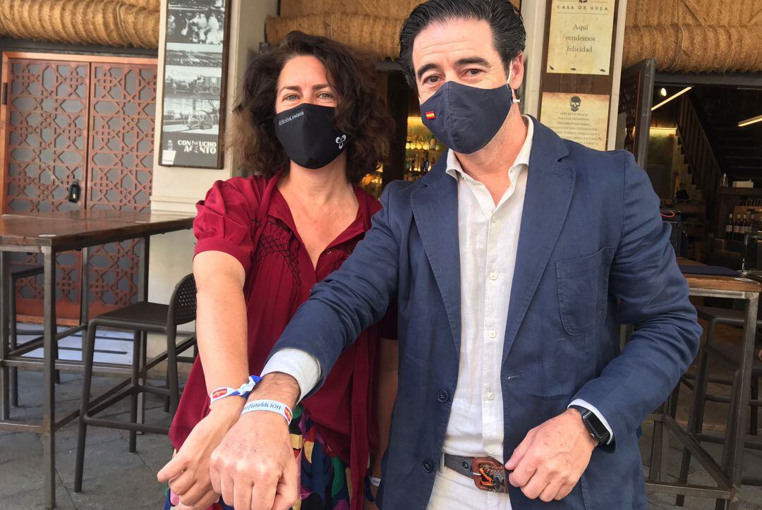 Blanca Hernández y Antonio Luque muestran las pulseras de la nueva campaña solidaria