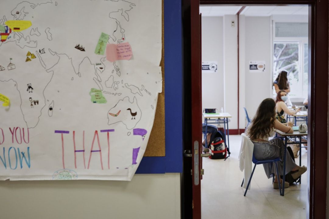 Entrada a una clase del Colegio Alameda de Osuna.