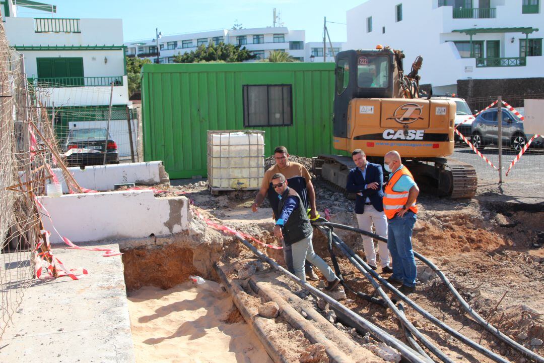 Visita a la zona del alcalde, Óscar Noda, y del concejal de Obras Públicas de Yaiza.