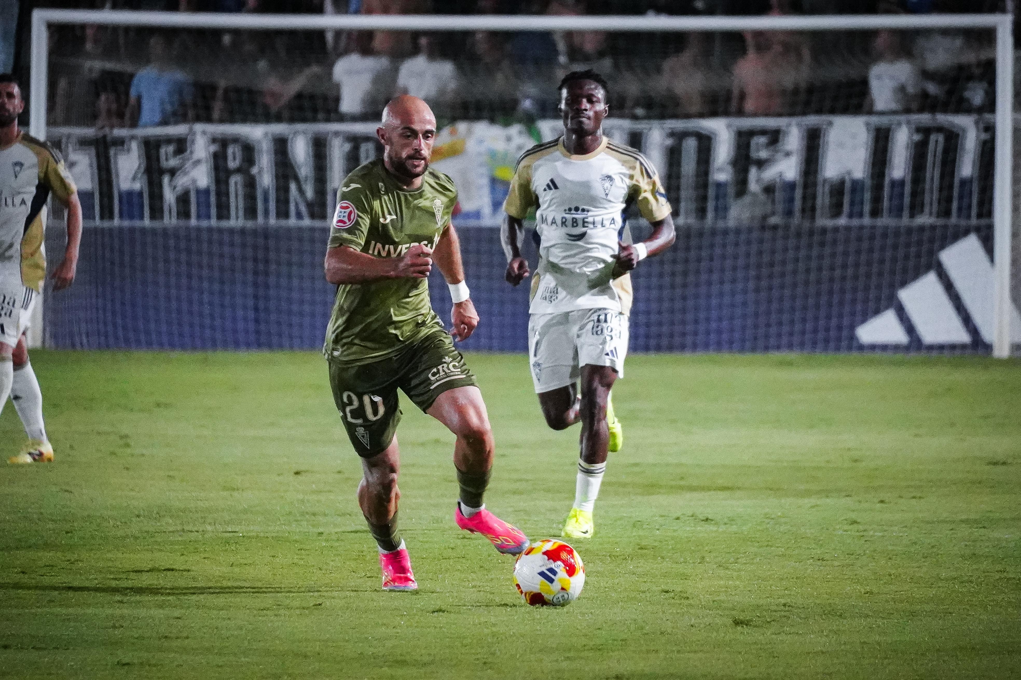 Ekain controla un balón en el primer partido de la temporada del Real Murcia en Marbella.