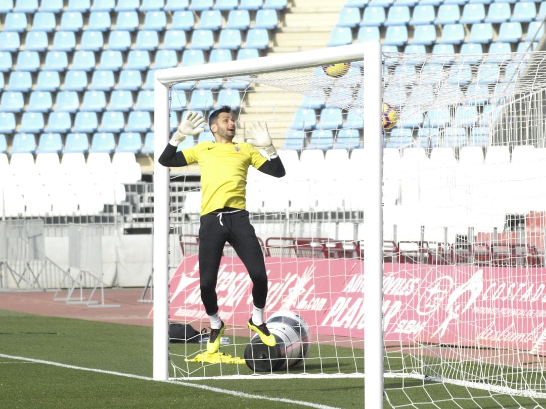 René Román en el entrenamiento del Almería.