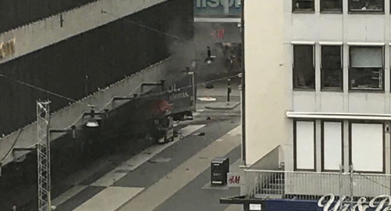 FOTOGALERÍA | Vista de un camión que ha atropellado a varias personas y que se ha estrellado contra una tienda de la calle comercial de Drottninggatan en el centro de Estocolmo.