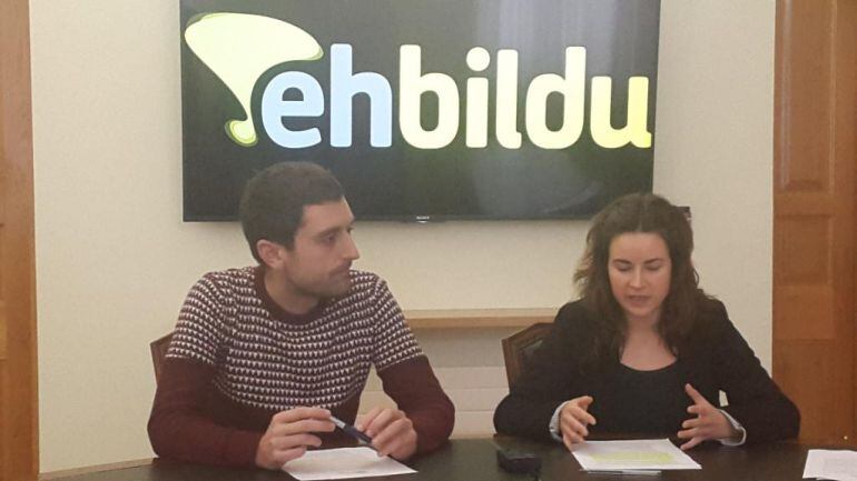 Gorka Errasti e Igone Lamarain, portavoces de EH Bildu en el Ayuntamiento de Eibar