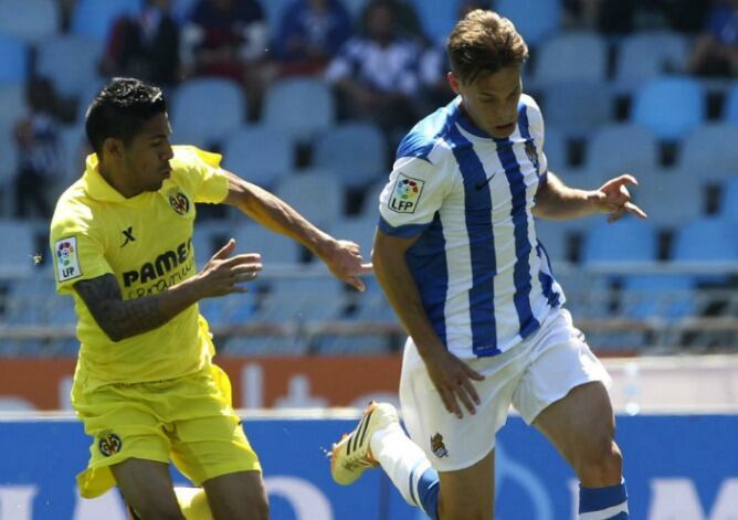 Canales disputa por un balón con Aguino este mediodía en Anoeta.